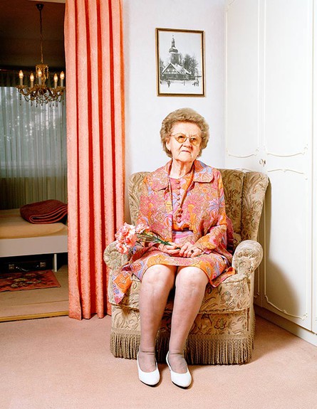 סבתא יושבת על כורסה. מתוך הפרויקט של נינה אודר (צילום: נינה רודר)