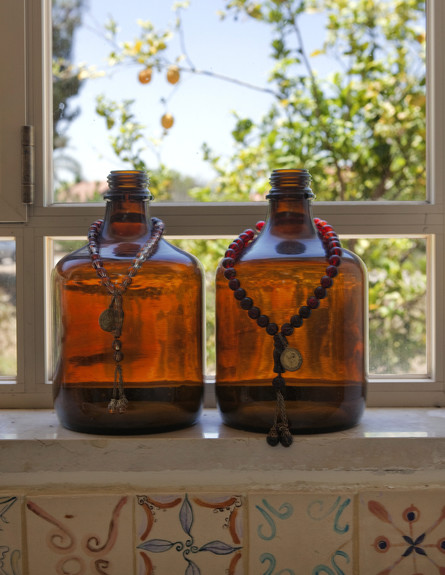 יעל עצמון, בקבוקי זכוכית, גובה (צילום: הגר דופלט)