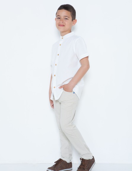 סולוג לילדים חולצה לבנה 79.90 ומחיר מכנס בז 149.90 (צילום: אמיר יהל,  יחסי ציבור )