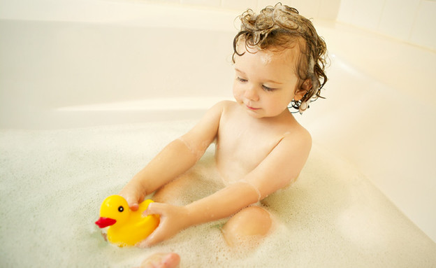 ילד קטן באמבטית קצף משחק עם ברווז (צילום: jupiter images)