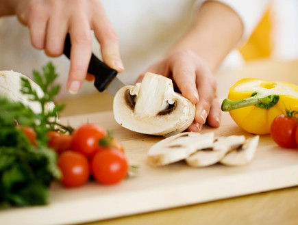 אישה חותכת ירקות (צילום: loooby, Istock)