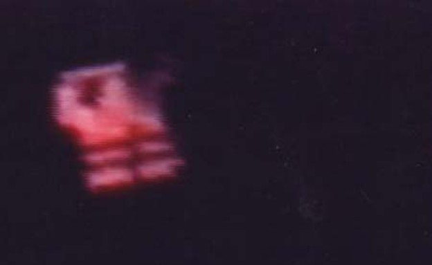 העצם הענקי שטס מעל לחצור ב- 1996  (צילום: העמותה לחקר עב"מים)
