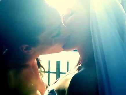 כלות מתנשקות בקליפ Sweet Harmony (תמונת AVI: mako)