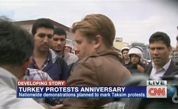 כתב cnn נעצר ע"י משטרת טורקיה (צילום: חדשות 2)