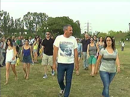 קהל מגיע לפארק הירקון להופעה של הרולינג סטונס (צילום: חדשות 2)