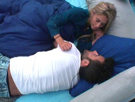 דנית ואליאב מתכרבלים במיטה (תמונת AVI: mako)