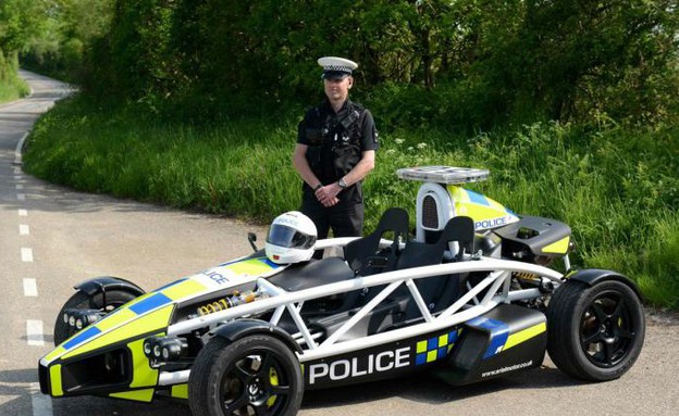 אריאל אטום ניידת משטרה