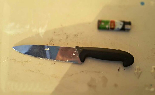 הסכין שנתפסה על החשוד (צילום: חטיבת דובר המשטרה אילת)
