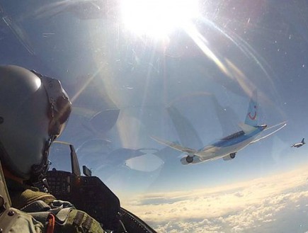 טייס הולנדי מצלם סלפי עם מטוס דרימליינר באוויר (צילום: חיל האוויר המלכותי של הולנד)