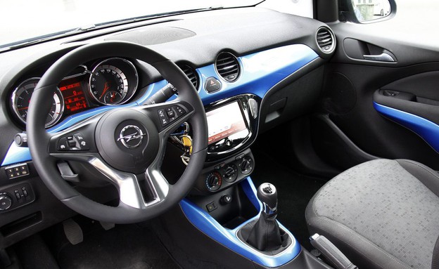 אופל אדם מול פיאט 500 