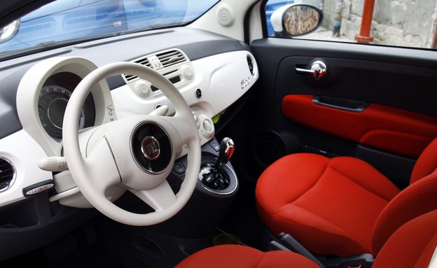 אופל אדם מול פיאט 500 