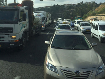 עומסי תנועה כבדים באזור התאונה (צילום: עדו פילדמן, חדשות 2)