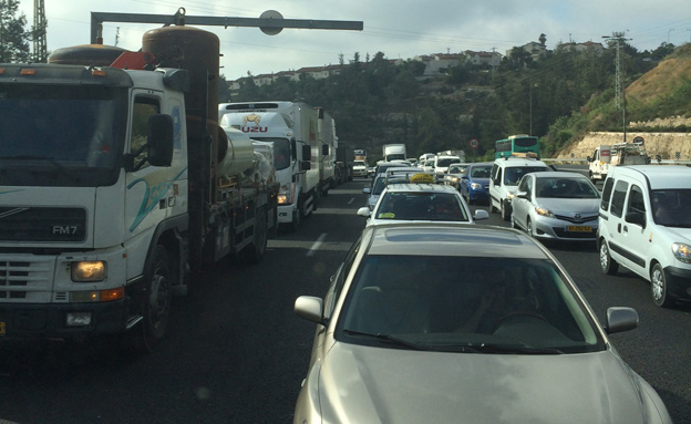 עומסי תנועה כבדים באזור התאונה (צילום: עדו פילדמן, חדשות 2)