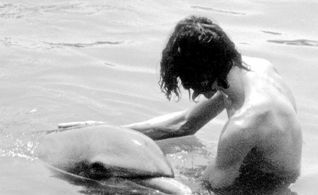 מין עם דולפין (צילום: Barcroft Media)