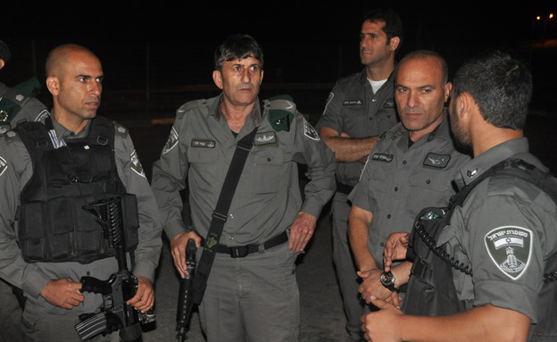 מפקד מג"ב ומג"ד אלון מיד לאחר חיסול המחבל בתפוח (צילום: חטיבת הדוברות של משטרת ישראל)