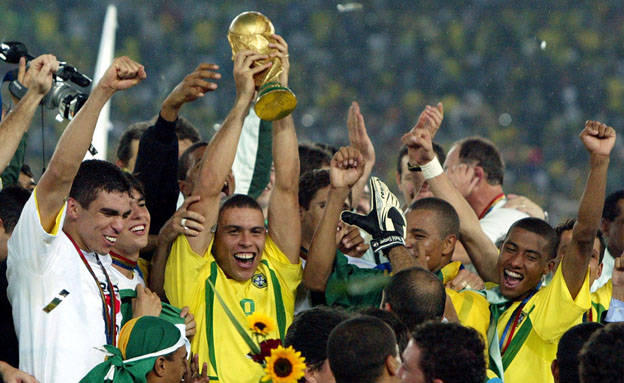 האם תצליח ברזיל להניף את הגביע גם הפעם? (צילום: AP)