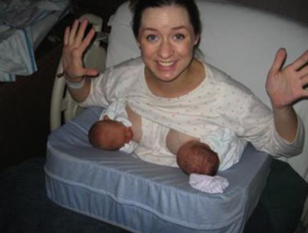 הנקת תאומים (צילום: www.twin-pregnancy-and-beyond.com, מערכת מאקו הורים)