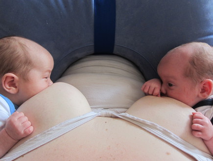 הנקת תאומים (צילום: http://trulyblessedlife.wordpress.com/, מערכת מאקו הורים)