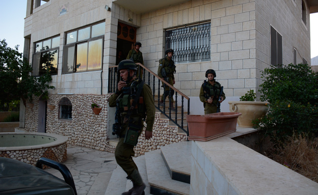 יעלון: "חמאס ישלם במעצרים ובנכסים" (צילום: דובר צה"ל)