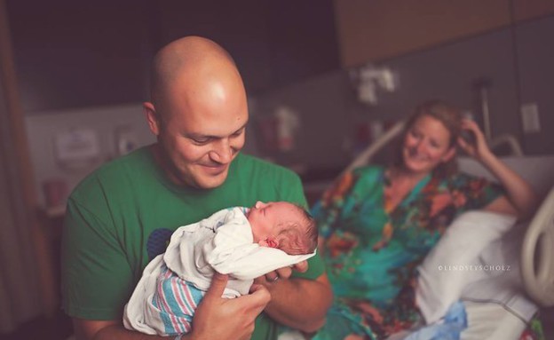 אבא פוגש את התינוק בפעם הראשונה (צילום: buzzfeed, מערכת מאקו הורים)