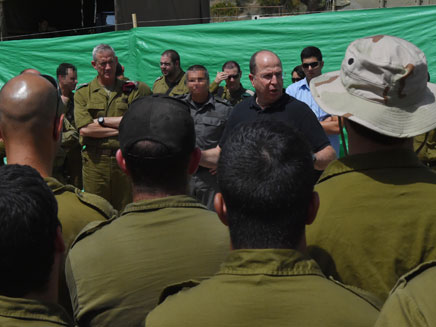 יעלון נפגש עם הלוחמים (צילום: דוברות משרד הביטחון)