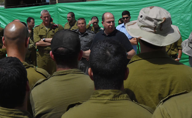 יעלון נפגש עם הלוחמים (צילום: דוברות משרד הביטחון)