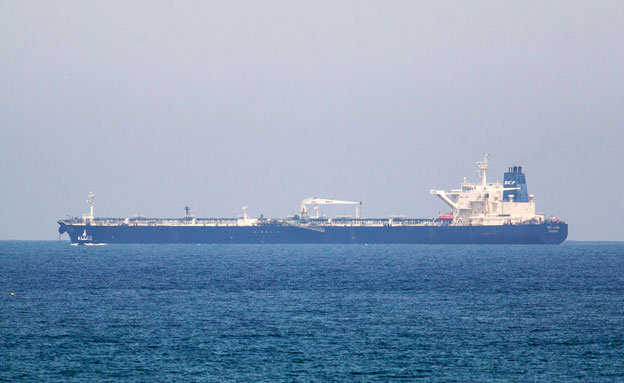 מכלית כורדית מול חופי ישראל (צילום: רויטרס)