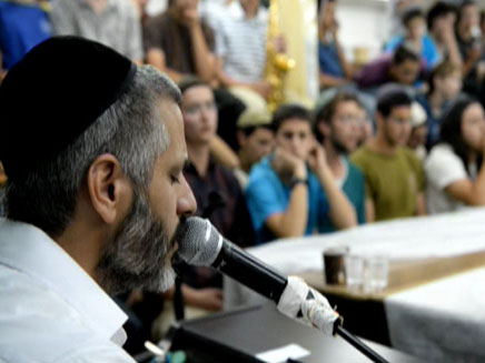 אביתר בנאי שר בישיבה (צילום: חדשות 2)