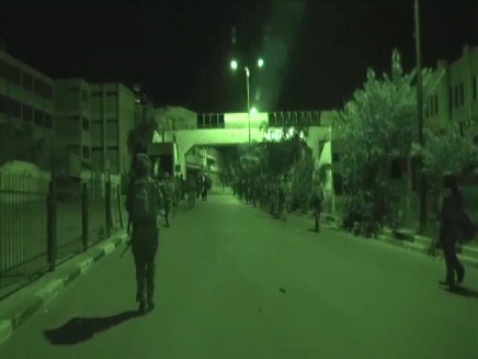 ממשיכים בסריקות ובמעצרים, הלילה (צילום: דובר צה