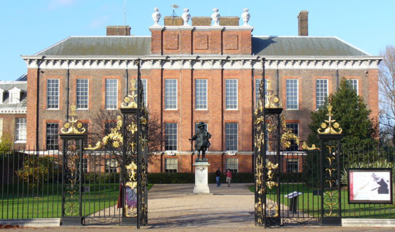 קייט ויליאם, קדמת הארמון (צילום: Colin Smith, מתוך ויקיפדיה)