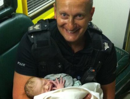 תינוקת משטרה (צילום: טוויטר)