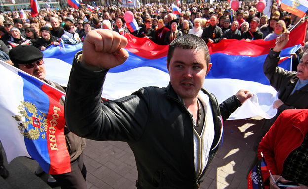 עוברים לדיפלומטיה? מפגינים פרו-רוסים בדונייצק (צילום: רויטרס)
