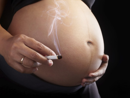 עישון בהיריון (צילום: AtnoYdur, GettyImages IL)