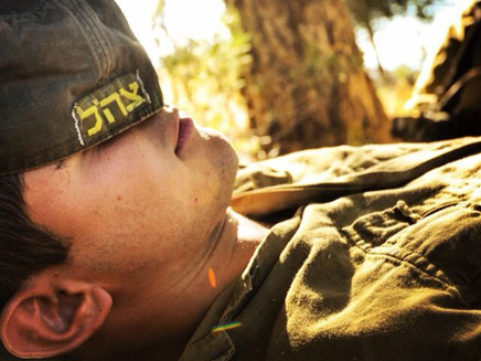 חייל תופס תנומה (צילום: דובר צה