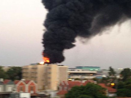 המפעל בשדרות עולה באש (צילום: דניאל שניאור)
