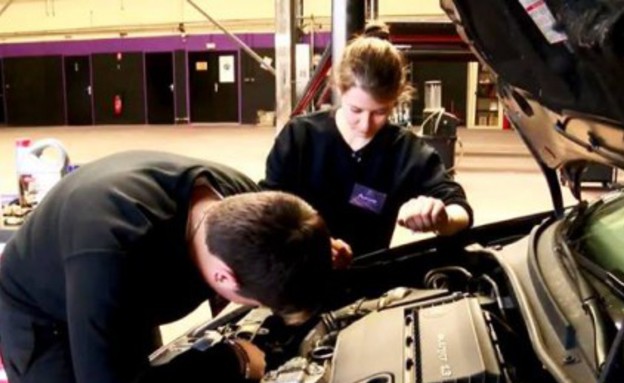 מוסך נשים בלבד 