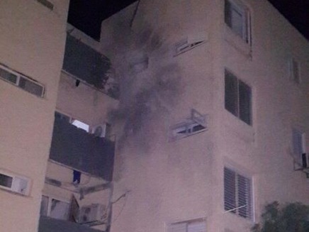 פגיעה ישירה בבניין בשדרות (צילום: מיכה שמילוביץ')