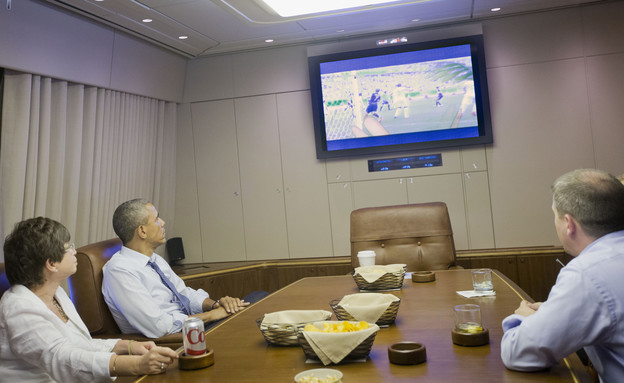 ברק אובמה צופה במשחק בין ארצות הברית לגרמניה במונדיאל 2014 (צילום: ap)