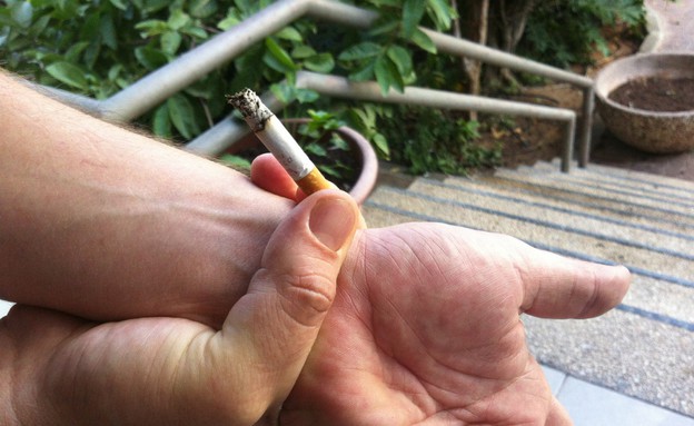 טריק סיגריה (צילום: יריב פלג)