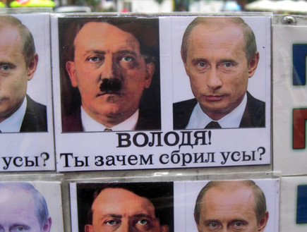 מגנטים באוקראינה - משווים את פוטין להיטלר (צילום: Marc Bennetts, vocativ.com)