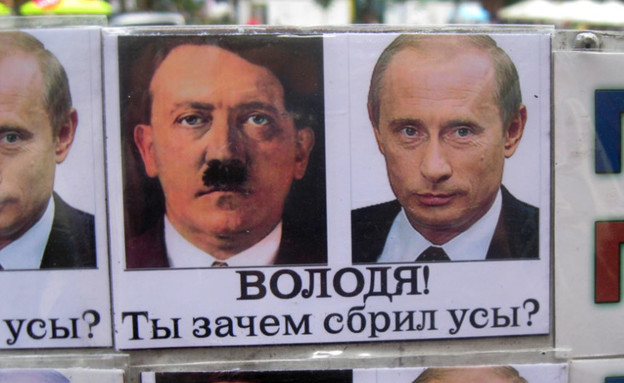מגנטים באוקראינה - משווים את פוטין להיטלר (צילום: Marc Bennetts, vocativ.com)