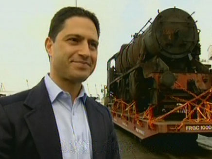 רוביק דנילוביץ' עם קטר הרכבת, נמל אשדוד (צילום: חדשות 2)