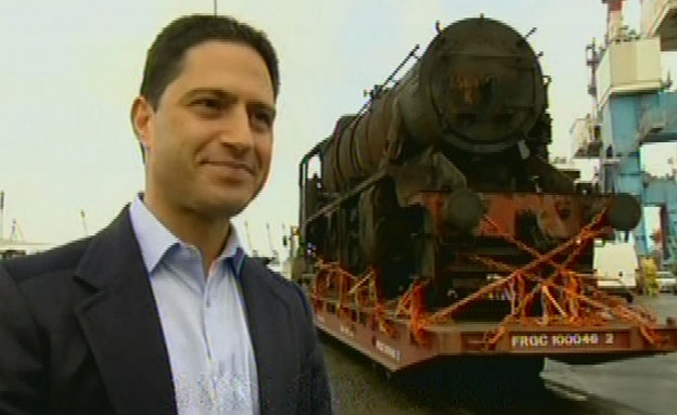 רוביק דנילוביץ' עם קטר הרכבת, נמל אשדוד (צילום: חדשות 2)