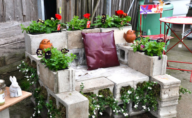 עשה זאת בעצמך לחצר, מושב בטון עם פרחים (צילום: funkyjunkinteriors.net)