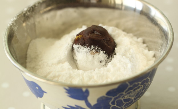 מגלגלים באבקת סוכר, עוגיות שוקולד ואגוזים מגלגלים באבקת סוכר, עוגיות שוקולד ואגוזים