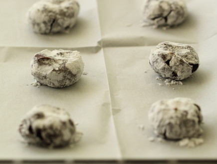 מגלגלים באבקת סוכר, עוגיות שוקולד ואגוזים (צילום: חן שוקרון, mako אוכל)