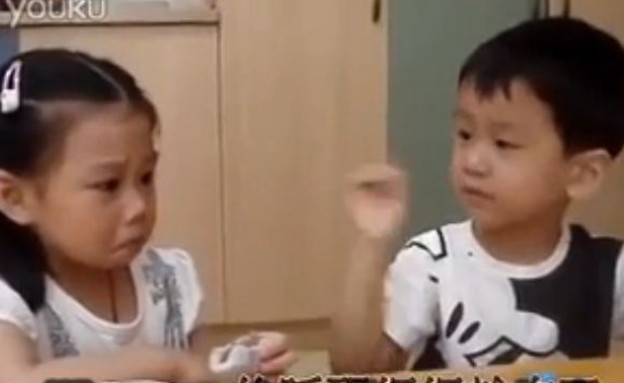 ילד מנחם ילדה בגן הילדים (וידאו WMV: You Tube, YouTube)