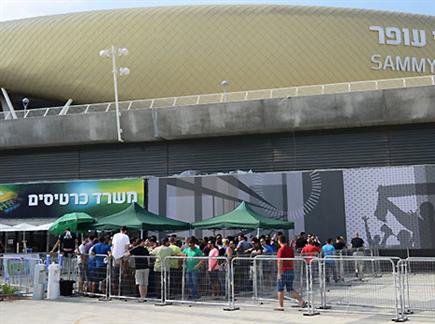 אוהדי מכבי חיפה מחוץ לאצטדיון (האתר הרשמי) (צילום: ספורט 5)