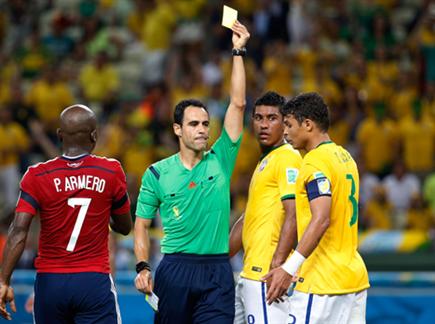 הרגע ממנו ברזיל חששה. סילבה מקבל את הכרטיס הצהוב (gettyimages) (צילום: ספורט 5)