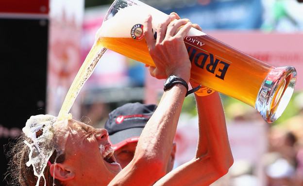 בירה על הראש (צילום: Alexander Hassenstein, GettyImages IL)